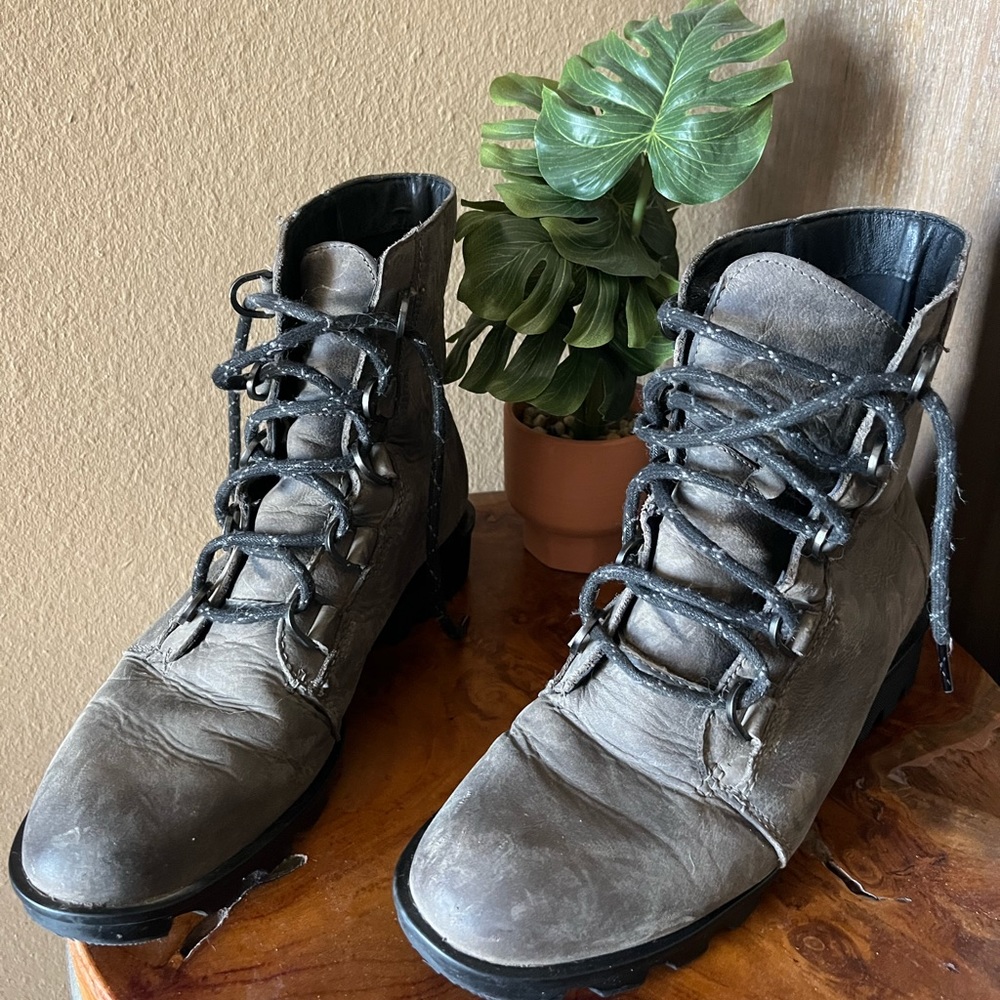 Sorel leather lace up boots